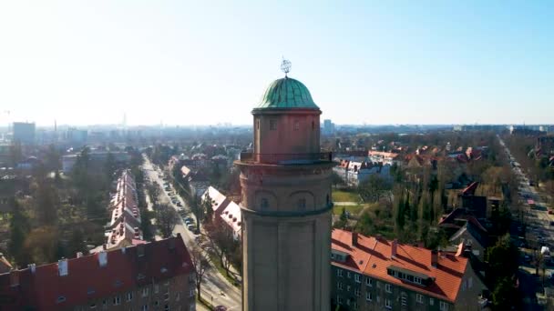 Κηφήνας Πετάει Πάνω Από Τον Πύργο Νερού Στο Wroclaw — Αρχείο Βίντεο