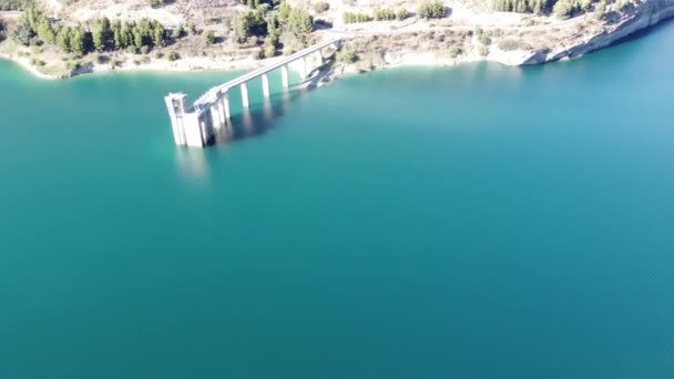 Una Hermosa Vista Las Montañas Lago Con Puente Día Soleado — Vídeos de Stock