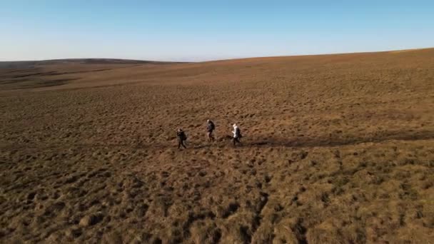 Black Hill Için Peak District Ulusal Manzarası Görüntüleri Yürüyen Insanlar — Stok video