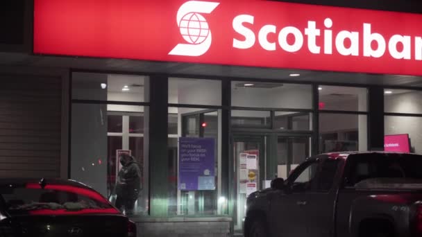 Een Video Van Een Vrouw Met Behulp Van Scotiabank Atm — Stockvideo