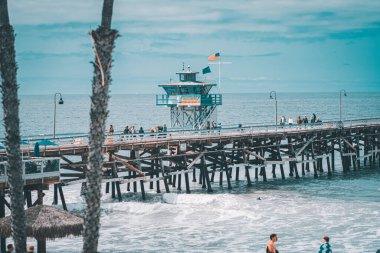 San Clemente 'de turistlerle dolu dalgalı bir okyanus manzarası, CA