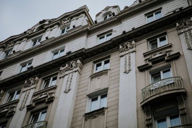 Belgrad, Sırbistan 'daki güzel beyaz bir binanın süsleri ve balkonlarıyla düşük açılı görüntüsü