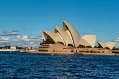 Mavi gökyüzüne karşı Sydney Opera Binası manzarası. Avusturalya.
