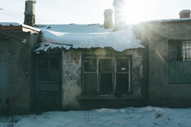 Kışın buzla kaplı terk edilmiş bir çiftlik evi.