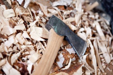 Bir odun yığını üzerinde baltanın yakın plan çekimi.