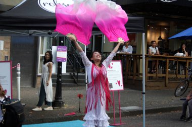 Vancouver, British Columbia, Cana 'da dans eden bir kadın.