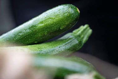 yeşil salatalık arka planda yakın plan