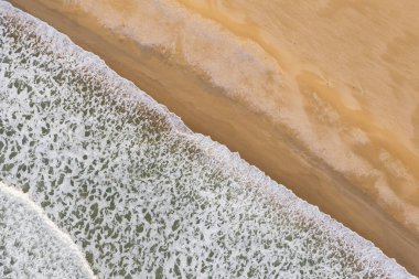 Dalgaların hava görüntüsü Bulgaristan 'ın Nessebar plajına düştü