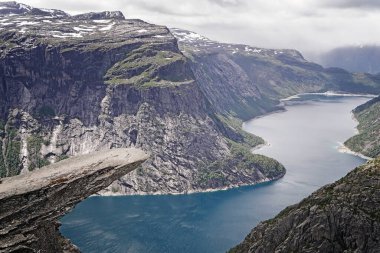 Norveç, Tolltrunga 'da dağların arasından akan bir nehrin havadan görünüşü