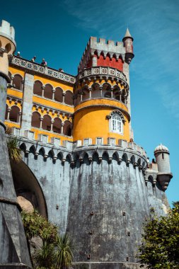 Sintra, Lizbon, Portekiz 'de güneşli bir günde Pena Ulusal Sarayı' nın mavi gökyüzüne karşı alçak açılı çekimi