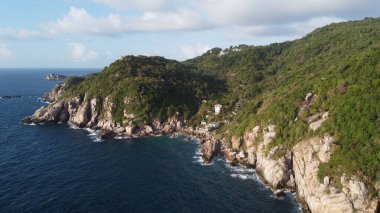 Tayland 'da kayalık bir kıyı şeridine hava manzarası