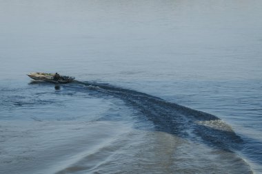 Göldeki bir teknede güzel bir insan manzarası.