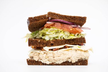 Beyaz arka planda izole edilmiş lezzetli bir sandviçin yakın çekimi..