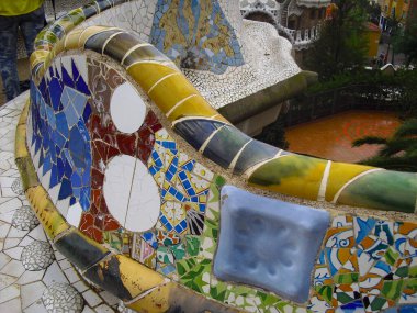 Guell parkındaki mozaik koltuk tasarımının yakın çekimi.