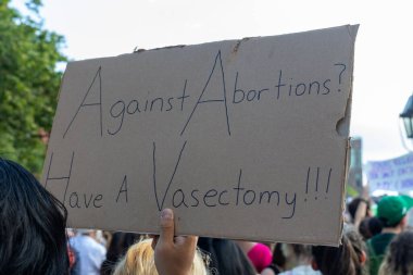 New York Foley Meydanı 'nda Anayasa Mahkemesi' nin Roe v. Wade 'e açtığı davadan sonra protestoların elinde karton tabelalar vardı.