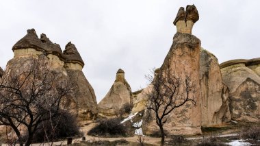 Kapadokya 'da karla kaplı yüksek jeolojik oluşumlar