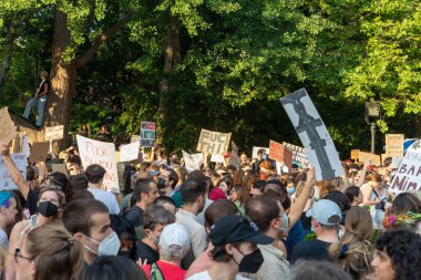 Protestocular, Anayasa Mahkemesi 'nin Roe-Wade davasını düşürmesinin ardından ellerinde karton tabelalar tutuyorlar. Foley Meydanı.