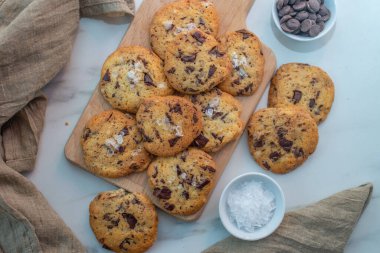 Çikolata parçacıklı kurabiyelerin üst görüntüsü.