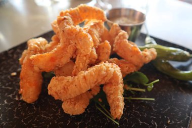 Bir deniz ürünleri restoranında yakın plan kalamar aperatifi.