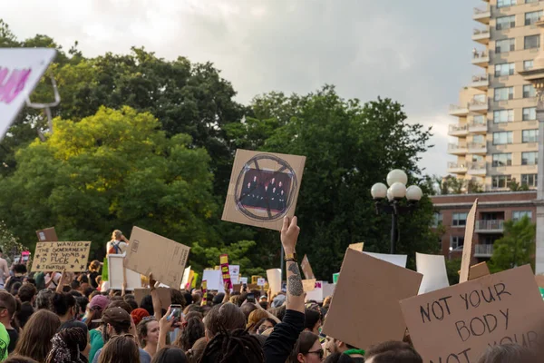 Demonstranten Met Kartonnen Bordjes Nadat Het Hooggerechtshof Roe Wade Heeft — Stockfoto