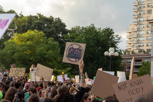 Protestujący Trzymający Kartonowe Znaki Tym Jak Sąd Najwyższy Obalił Roe — Zdjęcie stockowe