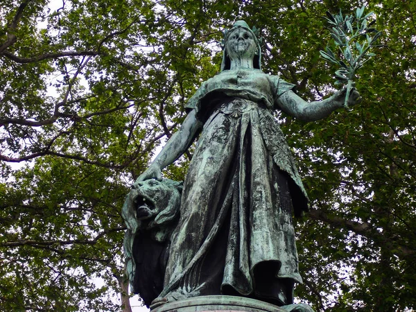フランス リヨン市の彫像の低角度ショット — ストック写真