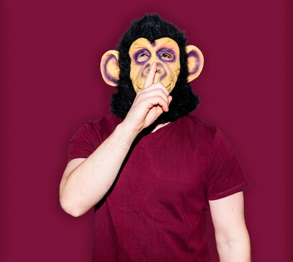 Detailní Záběr Člověka Opičí Maskou Vínově Zbarveném Pozadí Nevyslovuje Žádné — Stock fotografie
