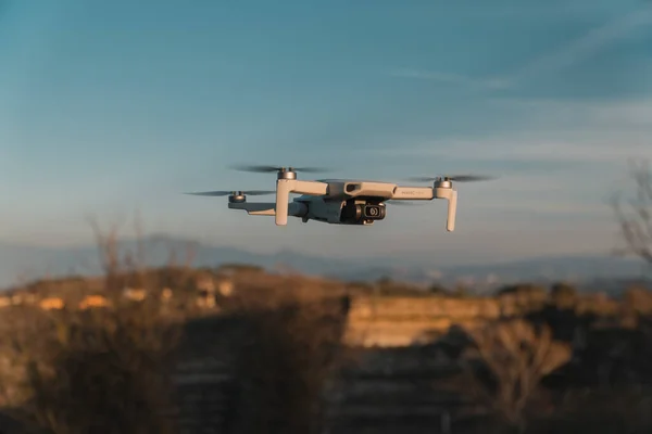 Havada Süzülen Büyük Beyaz Bir Dron — Stok fotoğraf