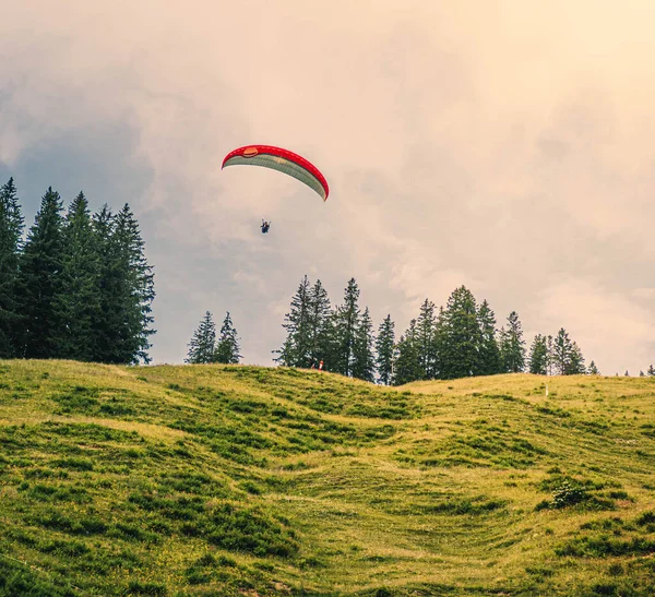Paraglider Flying Mountain Cloudy Skies — Stock Photo, Image