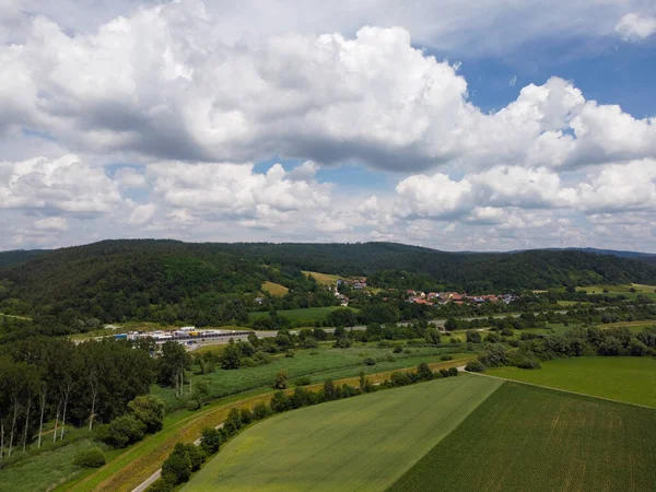 Vzdušný Pohled Venkovskou Oblast Budovami Skrytými Mezi Bujnými Zelenými Kopci — Stock fotografie