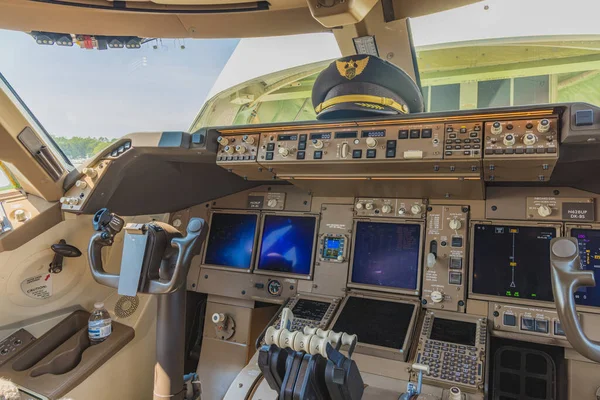 Över Cockpit 747 Flygplan Med Kapten Hatt Avionik — Stockfoto
