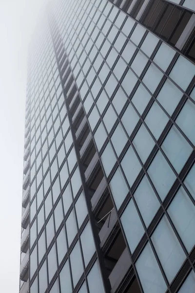 Ein Abstrakter Blick Auf Einen Wolkenkratzer Einem Nebligen Tag — Stockfoto