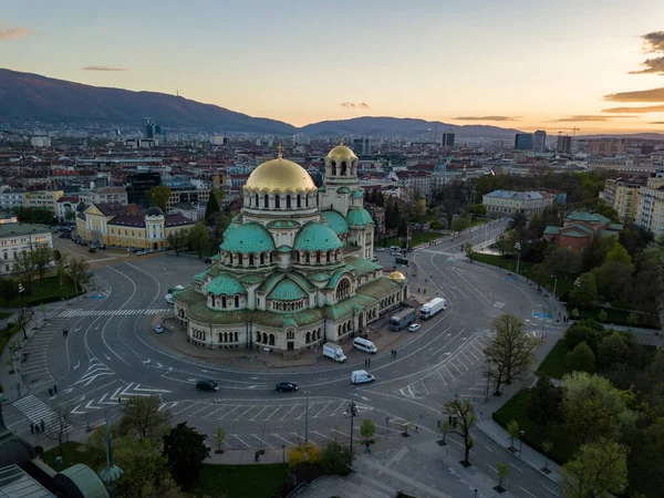 ブルガリアのソフィアにあるアレキサンダー ネフスキー大聖堂のドローンビュー — ストック写真