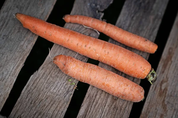 Closeup Different Sized Carrots Wooden Box — Stock Photo, Image