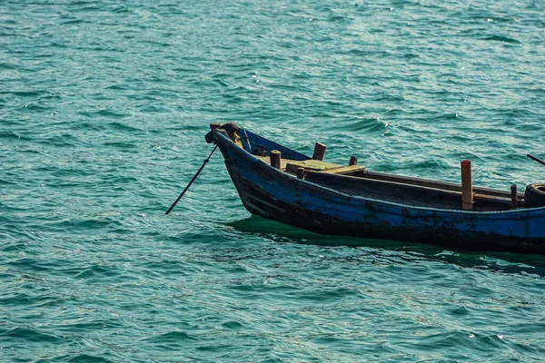 Barco Enferrujado Abandonado Água — Fotografia de Stock