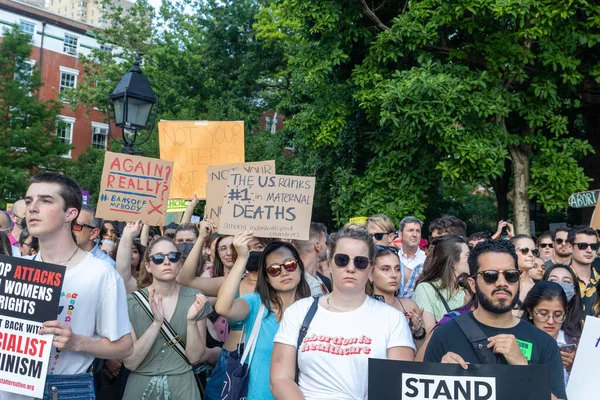 Foley Square New York 2022 最高法院推翻Roe诉Wade案之后持硬纸板标志的抗议者 — 图库照片