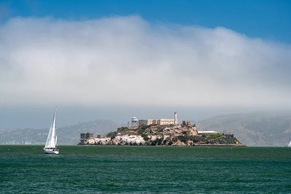 一艘白色帆船漂浮在历史性的Alcatraz监狱附近 — 图库照片