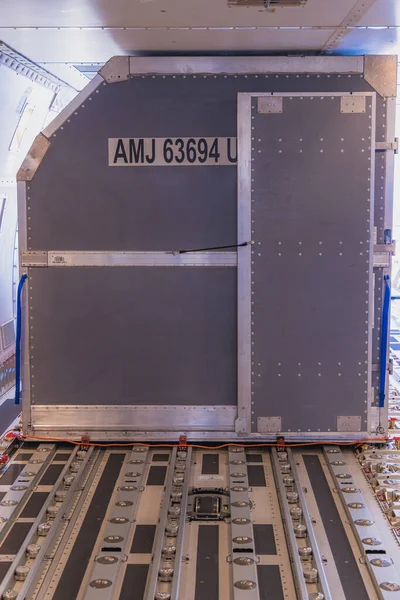 Vertikální Záběr Nákladní Skříně Kolejích Uvnitř Nákladního Letadla 747 — Stock fotografie