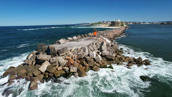 Een Pier Met Stenen Golfbrekers Gevangen Uit Zee — Stockfoto
