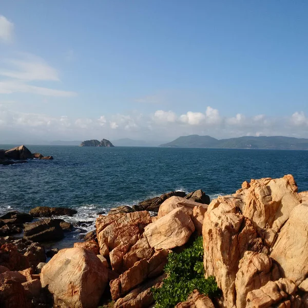 Eine Vertikale Aufnahme Des Meeres Von Der Felsigen Küste Aus — Stockfoto