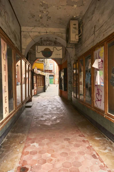 Pequeño Túnel Que Conduce Una Plaza Con Pequeñas Tiendas Centro —  Fotos de Stock