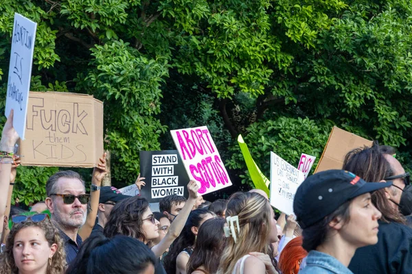 在纽约福利广场 最高法院推翻了Roe诉Wade案之后 持硬纸板标语的抗议者 — 图库照片