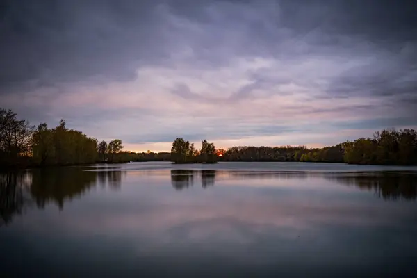 Magnifique Coucher Soleil Sur Lac Entouré Arbres Qui Reflètent Dans — Photo