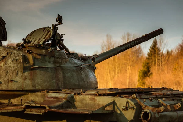 在天空的映衬下 一只老旧生锈的坦克在田野里拍了近照 — 图库照片