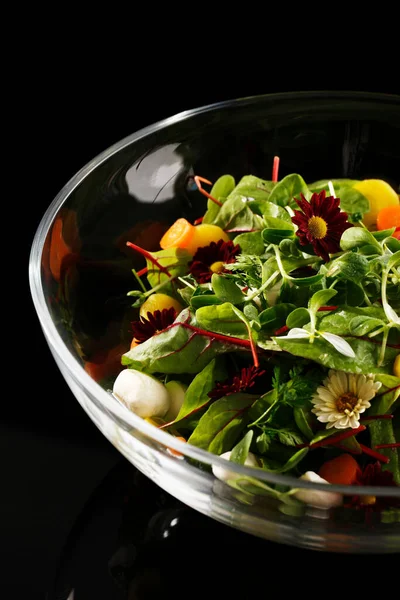 Plan Vertical Bol Verre Une Salade Verte Avec Des Fleurs — Photo