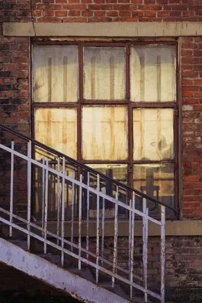 Uma Vista Uma Escada Enferrujada Ferro Uma Casa Velha — Fotografia de Stock