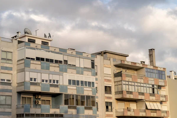 Güneşli Bir Günde Mavi Bulutlu Bir Gökyüzüne Karşı Bir Apartman — Stok fotoğraf