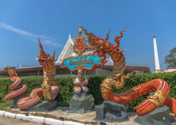 Pequeño Templo Pueblo Con Estatuas Dragones Rojos Sattahip Tailandia —  Fotos de Stock