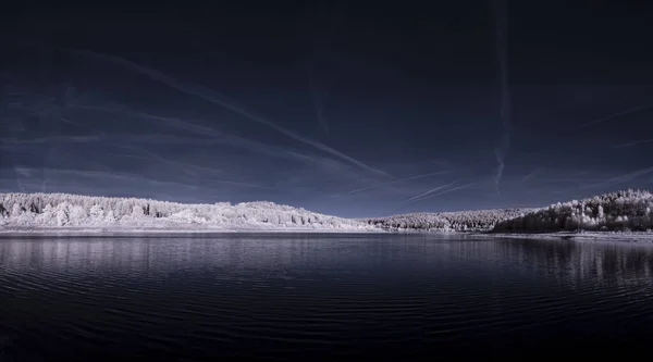 Панорамний Вид Блакитне Озеро Біля Засніженого Лісу Під Темним Небом — стокове фото