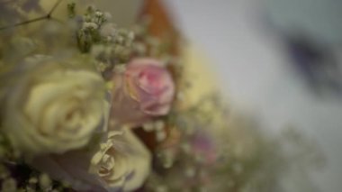 Bir buket gülün yakın çekim görüntüleri.